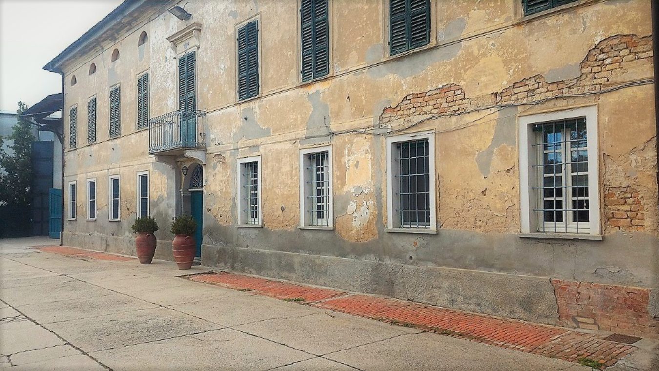 Villa Delfanti vor der Behandlung durch Torggler Produkte. Heruntergekommene Mauern, abgebrökelter Putz und sichtbare Witterungsschäden.